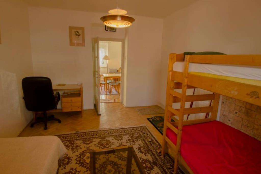 Retro Apartment *
